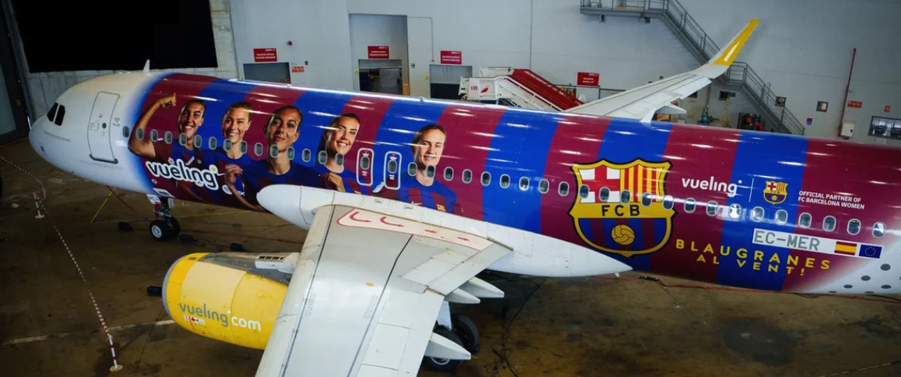 Der Airbus A320 von Vueling: Bis Mitte Juni fliegt der Airbus mit Bildern von Spielerinnen des FV Barcelona durch Europa.