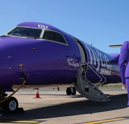 Flugbegleiterinnen von Flybe: In Hannover wird weiter abgebaut.