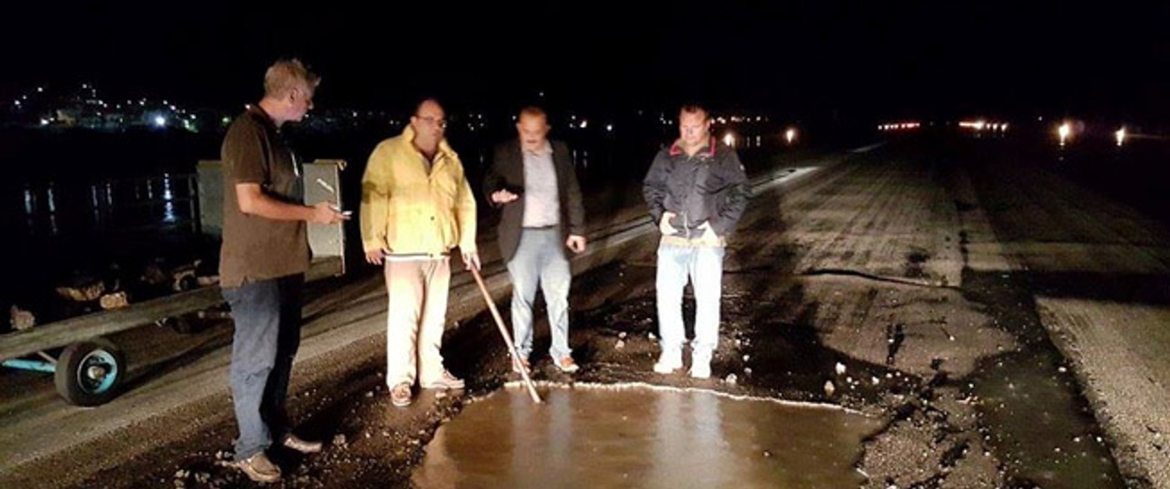 Mitarbeiter des Flughafens Rhodos: Das Loch in der Piste war riesig.