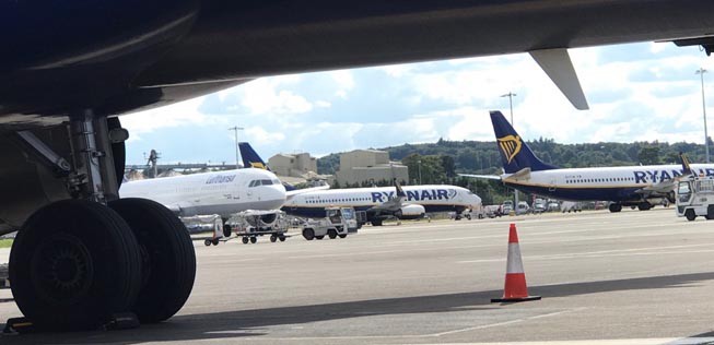 Flieger von Lufthansa und Ryanair: Die beiden Todfeinde.