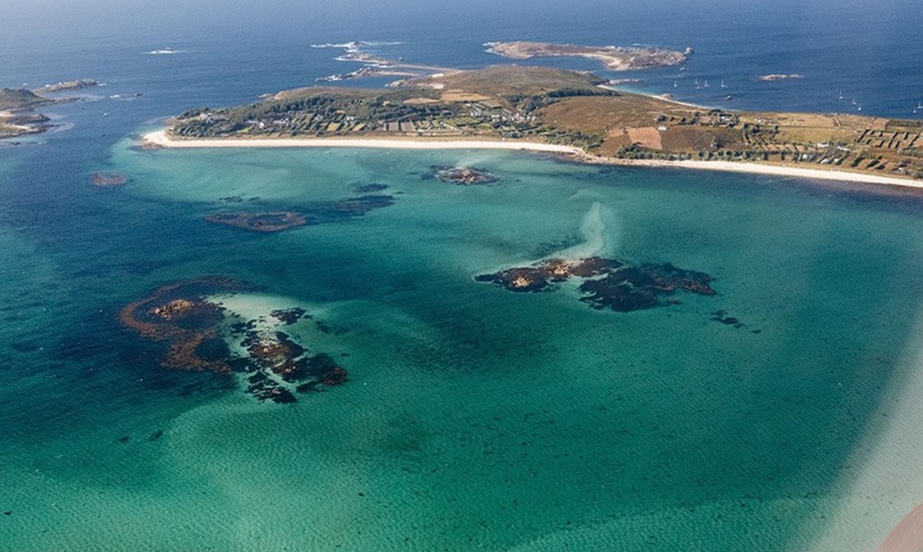 Blick aus de Flugzeug auf die Isles of Scilly: Wasserstoff als Zukunftslösung.
