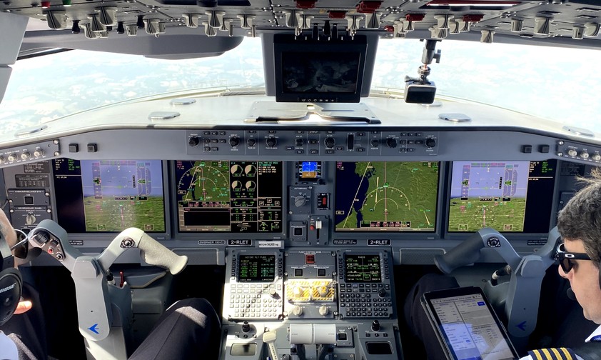 Cockpit einer Embraer E190-E2: Bisher gibt es nur ein größeres E2-Modell.