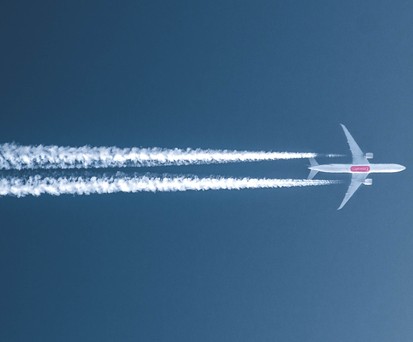 Flieger zieht Kondensstreifen: Organisation untersucht Klimafreundlichkeit von Airlines.