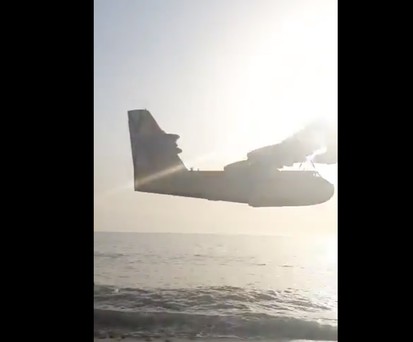 Löschflugzeug begeistert Badegäste