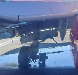 Die Safair-Boeing nach der Landung: Die Flughafenfeuerwehr hat das Fahrwerk gekühlt.
