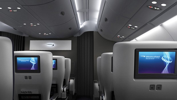 Dort befindet sich die Premium Economy (World Traveller Plus). Die 55 Sitze bieten eine Beinfreiheit von 97 Zentimetern.