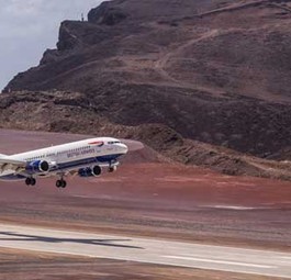 Boeing 737-800 von Comair bei einem Testflug auf St. Helena: Die Airline fliegt in Südafrika auch als British Airways.