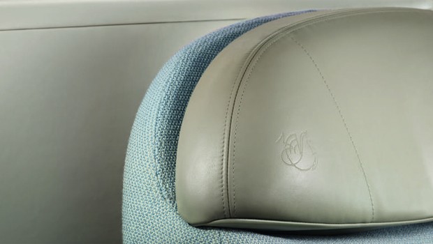 Die neue First Class versprühe französische Eleganz wirbt Air France. Die Wände im "Leder-Effekt" sorgen für eine gemütliche Atmosphäre. Hochwertiges Glattleder gibt es auch an der Kopfstütze. Die Ablageflächen sind mit hellem Veloursleder bezogen.