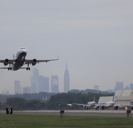 Flugzeug beim Start in New York JFK: Tausende Flüge verspätet.