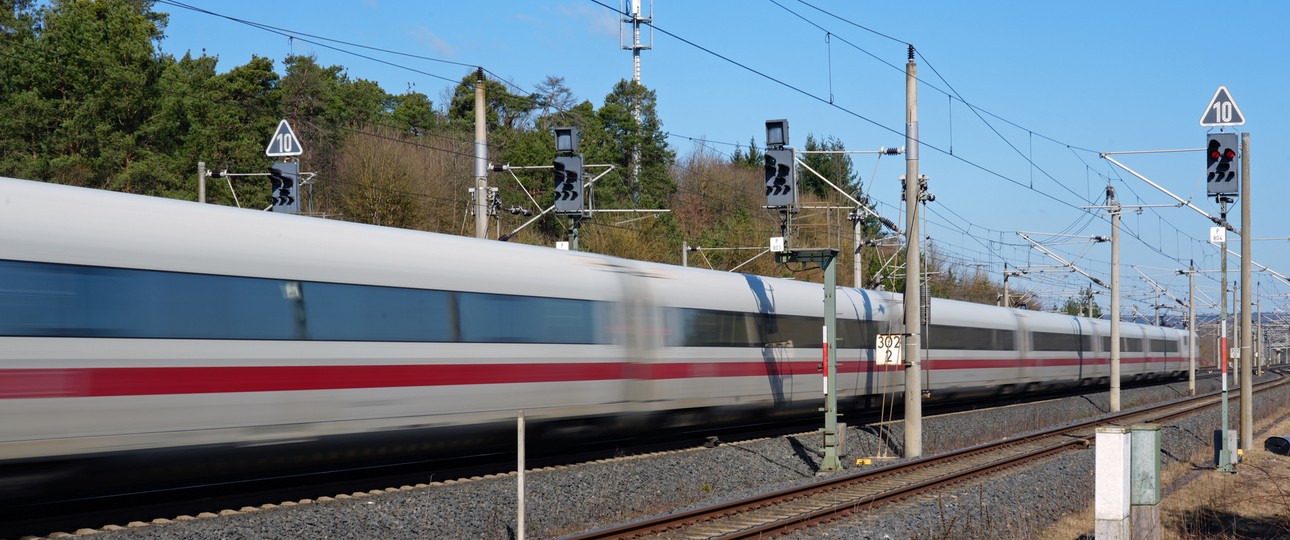 ICE unterwegs in Bayern: Künftig soll er auch am Flughafen München halten.