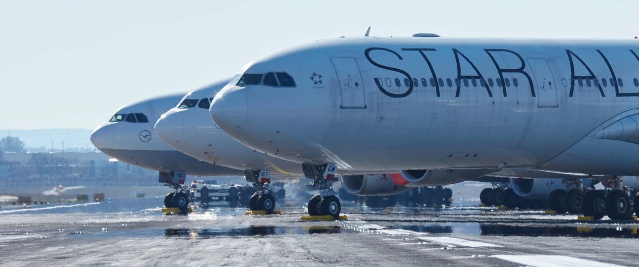 Auf Startbahn abgestellter Airbus A340: Flieger können etwa die Sicht auf wichtige Markierungen erschweren.