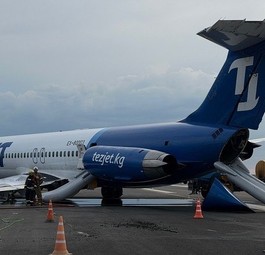 Das Flugzeug von Tez Jet liegt nach dem Fahrwerksbruch auf der linken Seite: Der Flughafen war mehrere Stunden gesperrt.