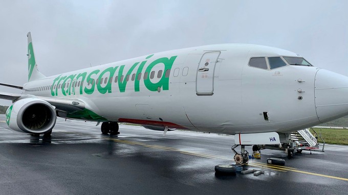 Die Reifen liegen neben der Boeing 737.