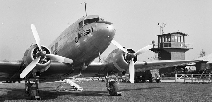 Der Flughafen Basel-Mulhouse wurde in einer ersten provisorischen Version im Mai 1946 eröffnet. Hier zu sehen: Douglas-DC-3-Frachter von Swissair, aufgenommen irgendwann zwischen 1946 und 1948. Ebenfalls in dieser Zeit...