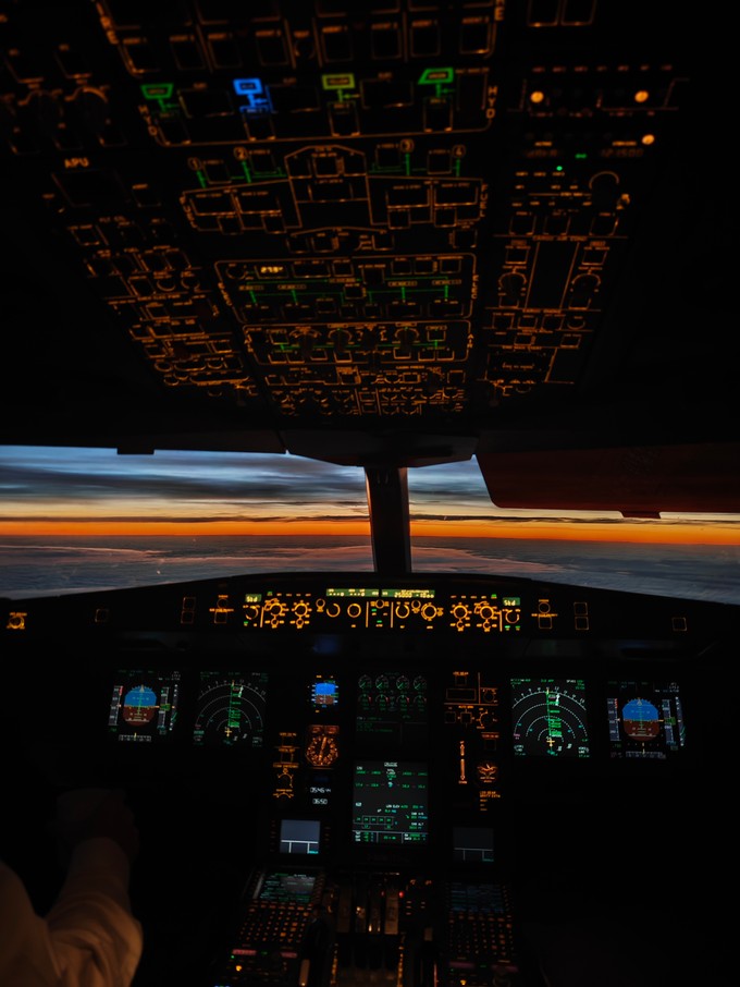 Sonnenstrahlen tauchen das Cockpit des A340-600 in ein ganz besonderes Licht - ein spezieller Blick auf die Schönheit des Fliegens.  