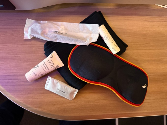 Das Amenity Kit. Spartanisch aber mit gewissem Flair.