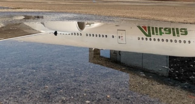 Flieger von Alitalia spiegelt sich in einer Pfütze: Wer bekommt die Fluggesellschaft?