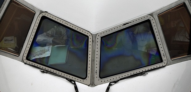 Cockpit von oben: Der erste Offizier sitzt von hier aus gesehen links.