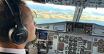 Kapitän Harald Wesch am Steuer der ATR 72 auf dem Weg nach Kopenhagen: Sein Flugzeug ...