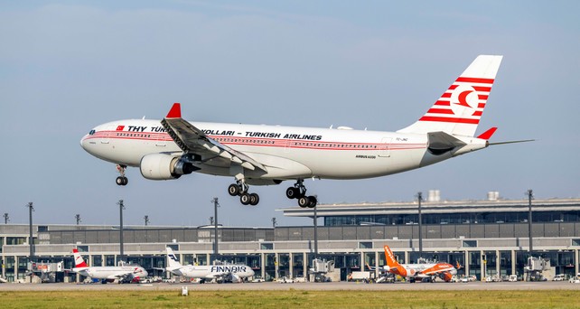 Ein Airbus A330-200 von Turkish Airlines landet am Flughafen BER: Turkish Airlines setzt am meisten Langstreckenflugzeuge innerhalb Europas ein.