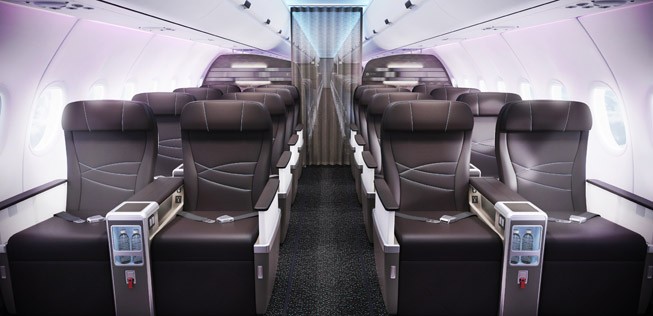 Viel Platz bietet die Business Class in den Airbus A321 Neo von Hawaiian Airlines. Hier gibt es braune Ledersitze, die sich zum Schlaf deutlich, aber nicht ganz nach hinten klappen lassen.