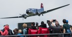 <p style="font-weight: 400;"><em>Beinahe auf Augenhöhe mit der Swissair Douglas DC-3</em></p>