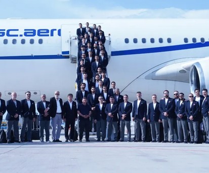Das iranische Nationalteam vor dem Flugzeug von USC: Reise zur WM nach Mexiko.