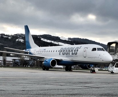 Embraer E170 von People's: Die Airline schickt ihren Flieger zur Wartung.