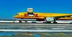 Die Boeing 757 von DHL: Landete mit geöffneter Frachtklappe.