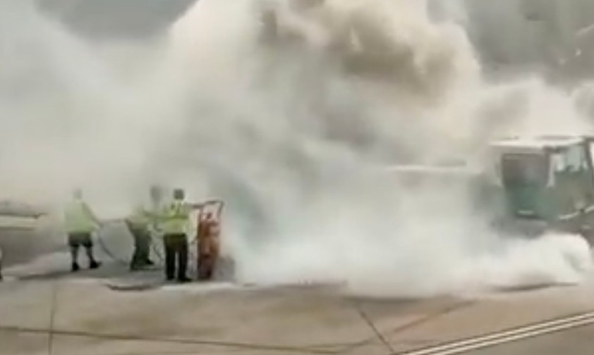 Schlepper vor Lufthansa-Boeing-747 fängt Feuer