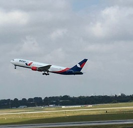 Boeing 767 von Azur Air: Nun auch mit Reisenden in der Luft.