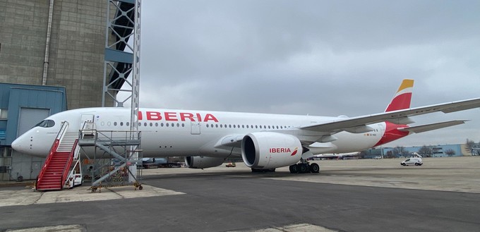 Iberias Airbus A350 mit dem Kennzeichen EC-NXE: Der erste mit der kompletten neuen Kabine.