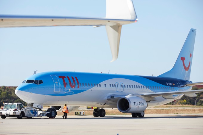 Moderne Bemalung: Eine Boeing 737-800 von Tuifly am Flughafen Palma.