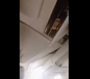 Herabfallende Deckenverkleidung: Die passagiere waren in Panik.