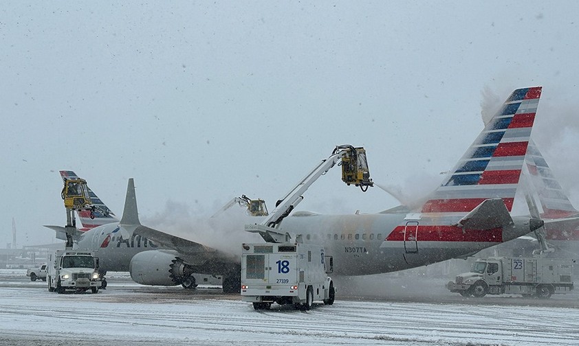 American-Airlines-Flugzeuge werden enteist: Ein Wintereinbruch für zu hunderten von Flugausfällen.