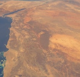 Blick aus dem All auf Saudi-Arabien: Einige Airline von Lufthansa Group fliegen weiter über das Land.