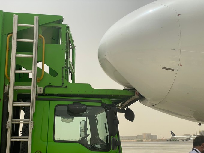 ... genau in die Nase des Airbus A320 Neo ...