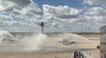 Präziosionsarbeit: Die beiden Flieger der Jubiläumsflüge LH2026 und LH1926 rollen in Berlin ans Gate - synchron.