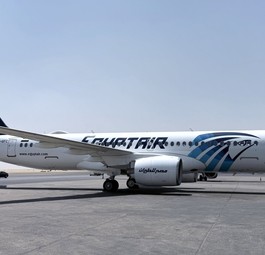 Airbus A220-300 von Egypt Air, hier noch mit dem Kennzeichen SU-GFC: Heißt mittlerweile N562AZ und bleibt für immer am Boden.