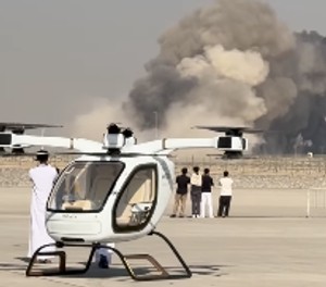 Rauch über der Dubai Air Show: Ein Militärjet ist mutmaßlich abgestürzt.