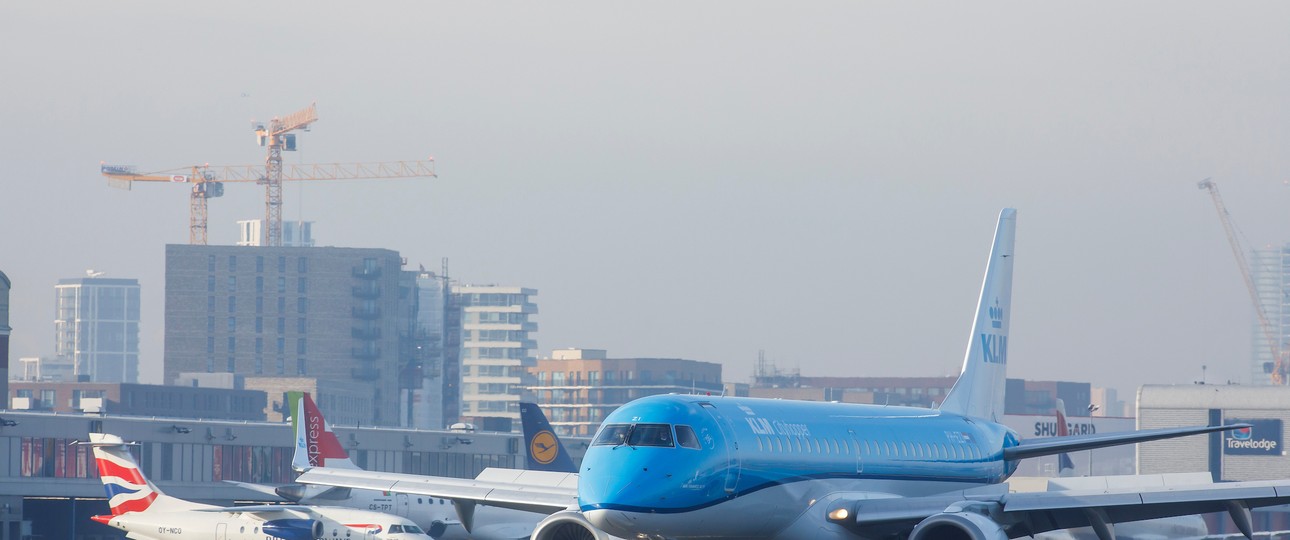 Embraer von KLM Cityhopper am Flughafen London City: Keine Flüge mehr von der Insel in die Niederlande.