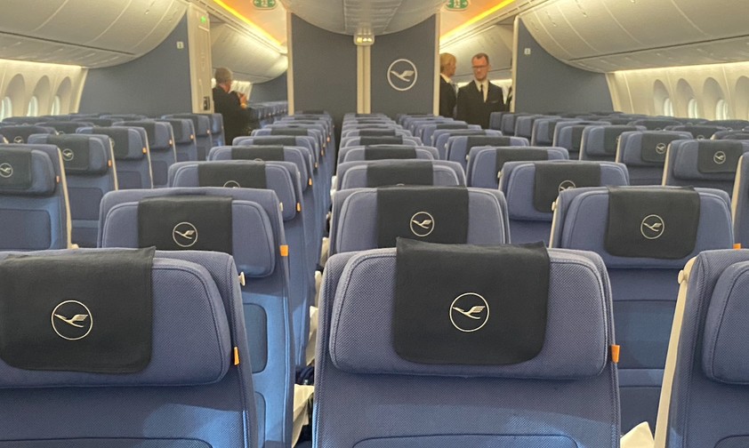 <p style="text-align: left;">Hier ist alles ziemlich Lufthansa: Die Economy Class.</p>