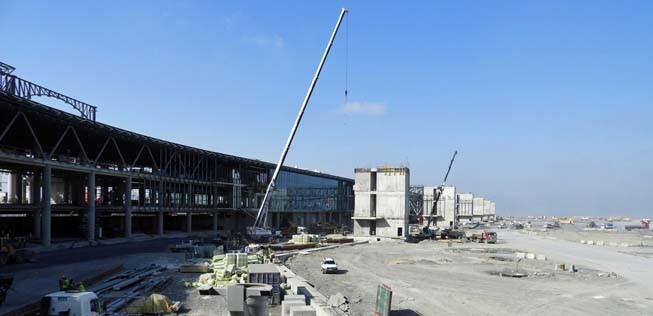 Der Flughafen bietet Parkplätze für 264 Langstrecken- oder 347 Kurzstreckenflugzeuge (Passagier-, Fracht- und Wartungsbereich). Alleine Terminal 1 bietet 143 Fluggastbrücken.