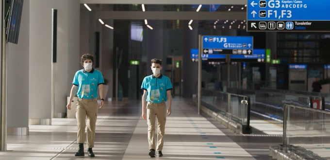 Um Leute zu ermahnen,  hat der Airport eine Art Hygienepolizei eingeführt.
