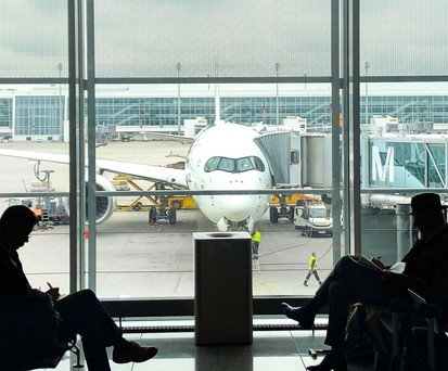 Passagiere am Flugsteig: Vielflieger sorgen sich um Status bei Meilenprogrammen.