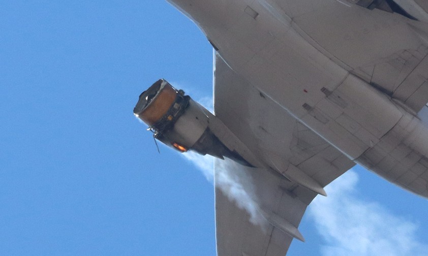 Triebwerksschaden: Flug UA328 muss kurz nach dem Start wieder landen.