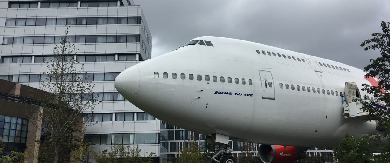 Die Boeing 747 vor dem Hotel Corendon Village in der Nähe des Flughafens Amsterdam Schiphol: Der Jet ...