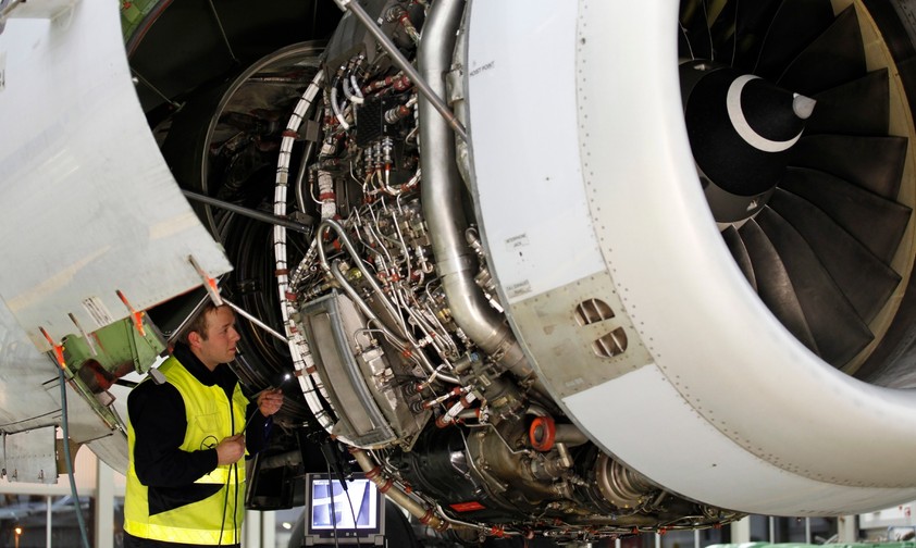 Bei Lufthansa Technik: Video-Boroskopie der dritten Stufe des Hochdruckverdichters eines V2500.