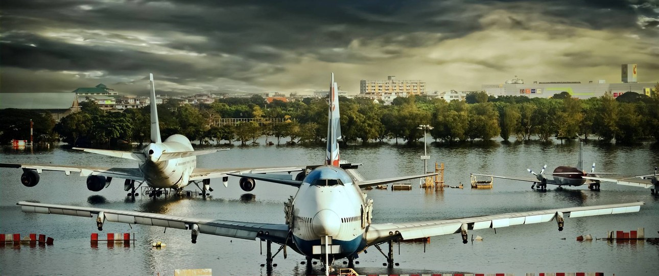 Boeing 747 stehen auf einem überfluteten Vorfeld: Starkregen wird in den meisten Regionen Europas zunehmen.