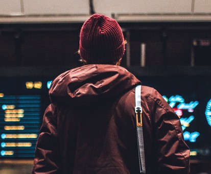 Passagier am Flughafen: Wer in die USA will, sollte viel Zeit mitbringen.